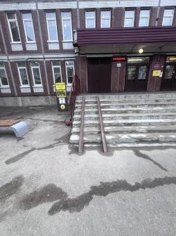 Наружная лестница входной зоны продублирована аппарелью с поручнями.